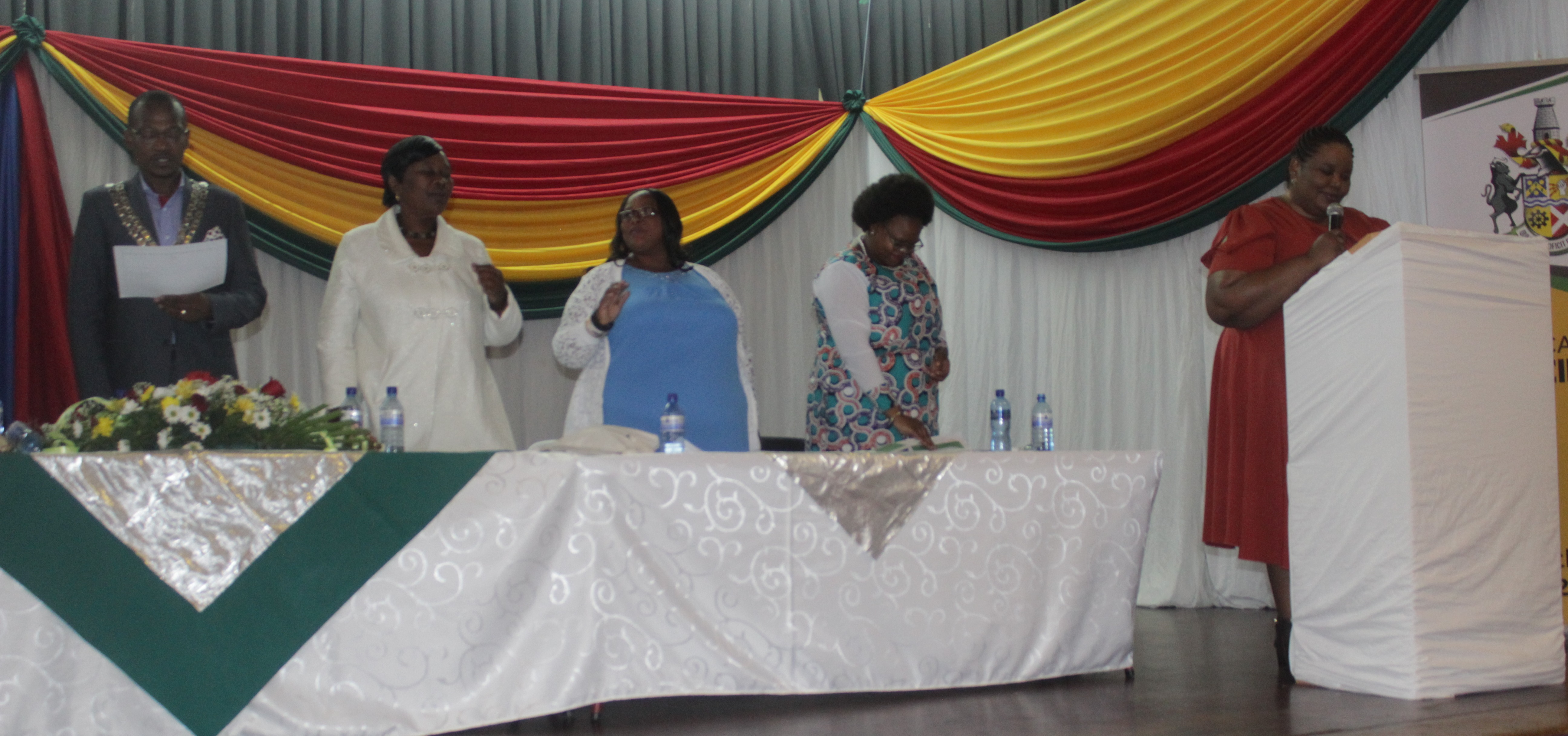 Mayor Cllr EM Nkosi, Deputy Mayor Cllr Dudu Sibiya, Chief Whip Cllr NG Mnguni and SED Ms Nokuthula Thusi during the signing of the oath under the leadership of Speaker Cllr JCN MamMkhwanazi.